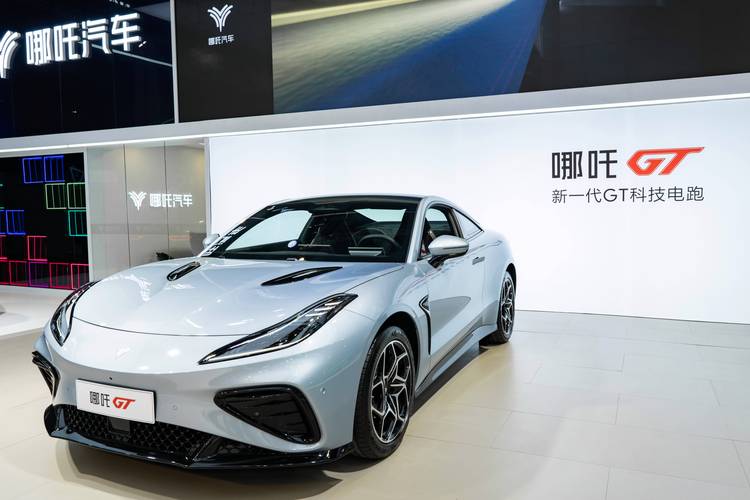 惠州262哪吒汽车在智能汽车领域的表现，领途汽车在新能源汽车市场中的影响力